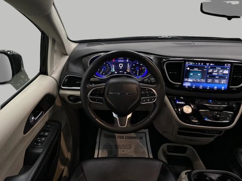 Used 2024 Chrysler Pacifica Touring-L image 14