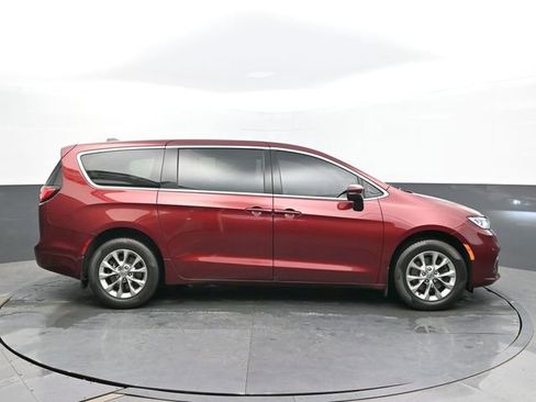 Used 2023 Chrysler Pacifica Touring-L AWD/4WD image 6