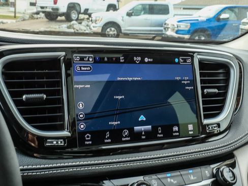 Used 2024 Chrysler Pacifica Limited FWD image 35