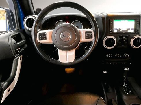 Used 2014 Jeep Wrangler Unlimited Sahara image 9