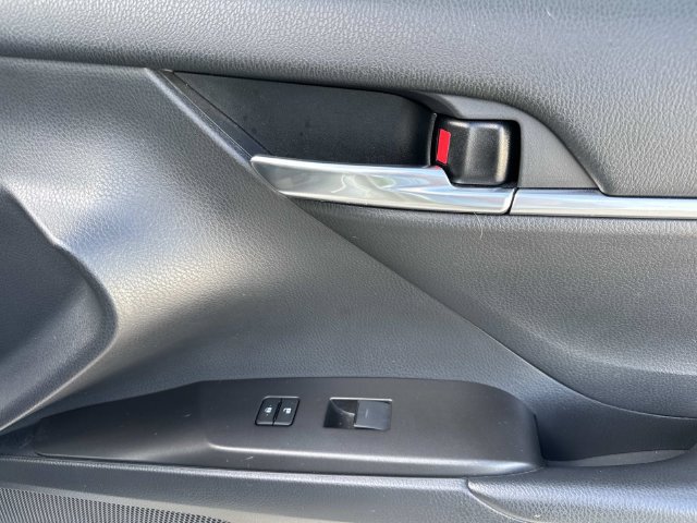 Used 2021 Toyota Camry SE FWD image 14