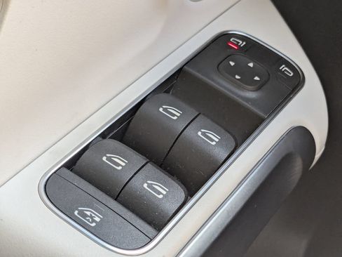 Certified 2023 Mercedes-Benz GLB 250 image 10