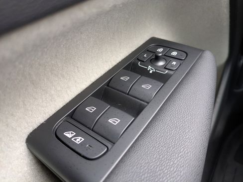 Used 2021 Volvo XC40 T5 Momentum w/ Premium Package image 21