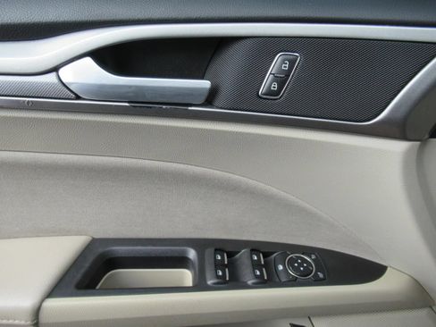 Used 2020 Ford Fusion SE FWD image 21