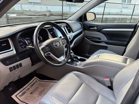 Used 2019 Toyota Highlander XLE AWD/4WD image 8