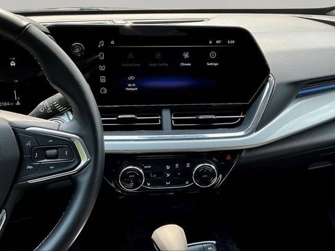 Used 2025 Chevrolet Trax LT w/ LT Convenience Package FWD image 11