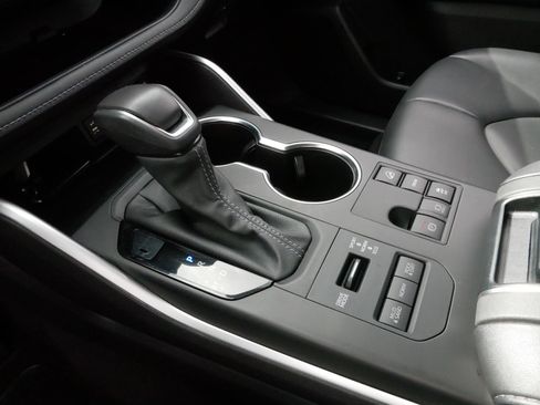 Certified 2024 Toyota Highlander XLE image 24