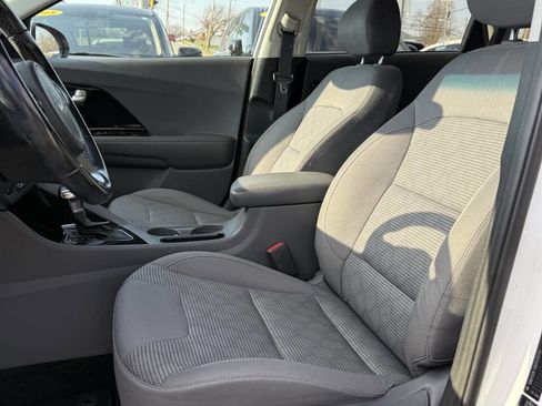 Used 2022 Kia Niro LXS image 9