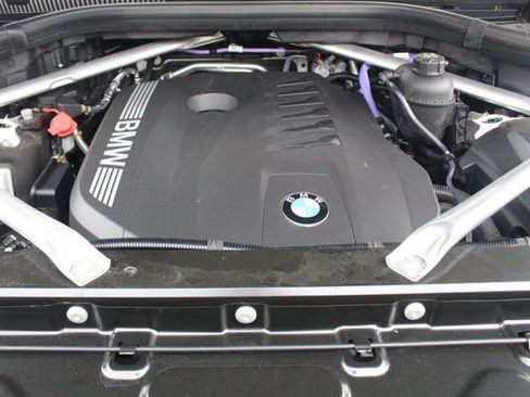 Used 2025 BMW X7 xDrive40i w/ Executive Package image 3