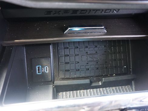 Used 2024 Ford Expedition Max Limited RWD image 13