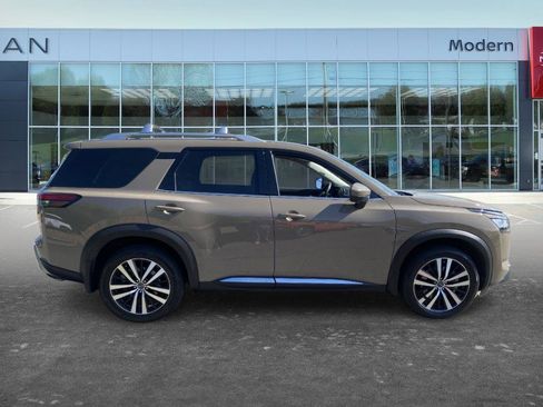 Used 2024 Nissan Pathfinder Platinum FWD image 4