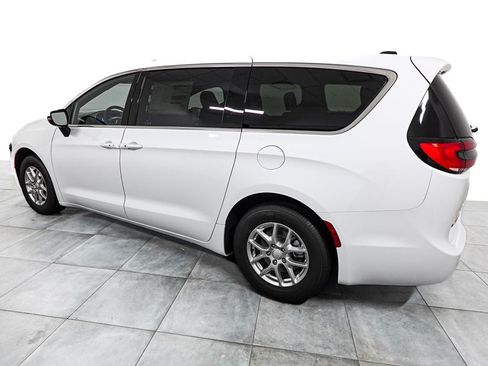 New 2027 Chrysler Pacifica Select FWD image 5