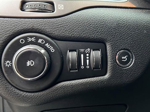 Used 2019 Jeep Cherokee Latitude Plus w/ Comfort/Convenience Group image 8