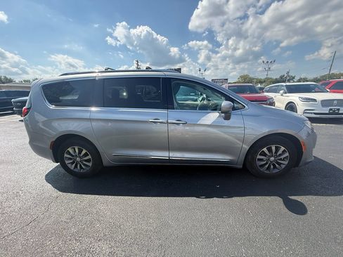 Used 2020 Chrysler Pacifica Touring-L Plus FWD image 2