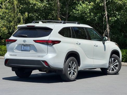 Used 2022 Toyota Highlander XLE AWD/4WD image 4