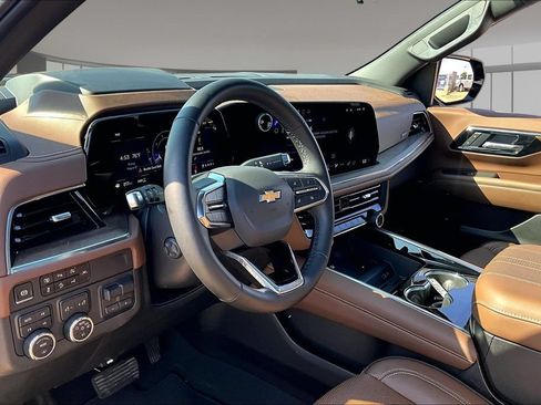 Used 2025 Chevrolet Suburban High Country AWD/4WD image 13