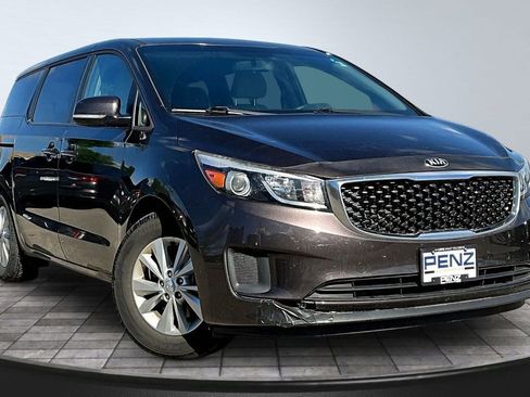 Used 2017 Kia Sedona LX FWD image 3
