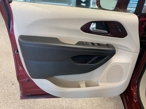 Used 2017 Chrysler Pacifica Limited w/ Advanced Safetytec Group image 32