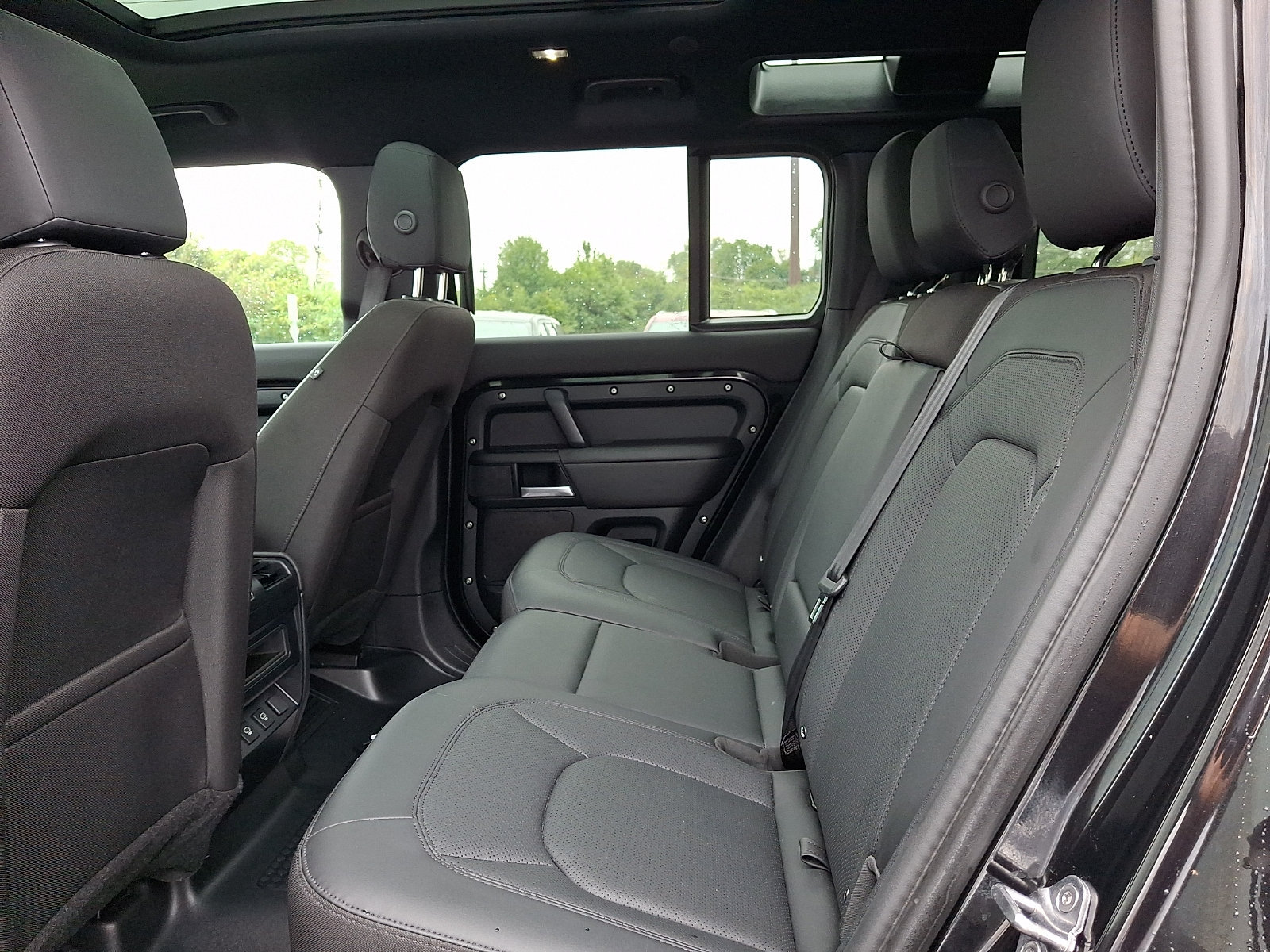 Used 2025 Land Rover Defender 110 S AWD/4WD image 10