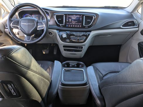 Used 2018 Chrysler Pacifica Touring-L Plus image 31