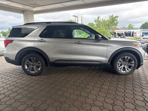Used 2024 Ford Explorer XLT w/ Equipment Group 202A AWD/4WD image 5