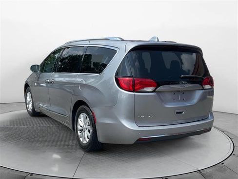 Used 2018 Chrysler Pacifica Touring-L image 3