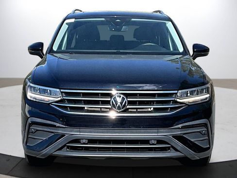 Used 2022 Volkswagen Tiguan SE w/ Panoramic Sunroof Package FWD image 3
