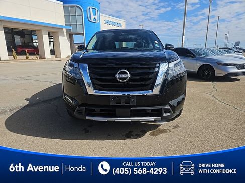Used 2025 Nissan Pathfinder SL FWD image 2
