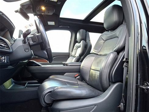 Used 2023 Lincoln Navigator Reserve image 14
