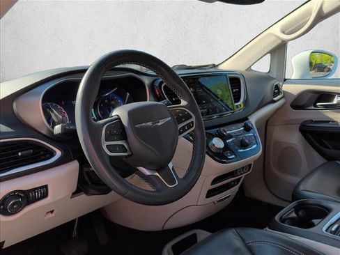 Used 2022 Chrysler Pacifica Touring-L FWD image 9