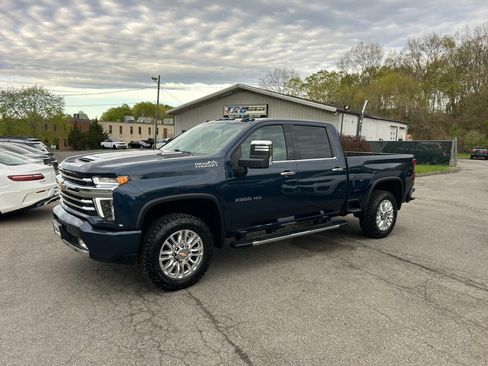 Used 2022 Chevrolet Silverado 2500 High Country w/ Technology Package AWD/4WD image 2