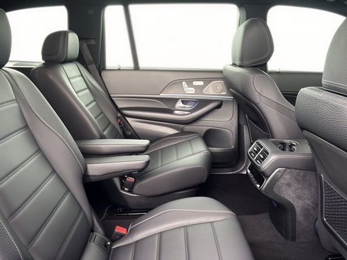 Used 2025 Mercedes-Benz GLS 580 4MATIC image 29