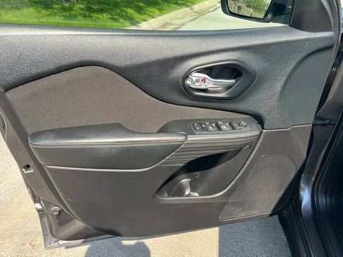 Used 2015 Jeep Cherokee Latitude FWD image 16