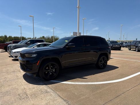 Used 2023 Jeep Grand Cherokee Altitude AWD/4WD image 2