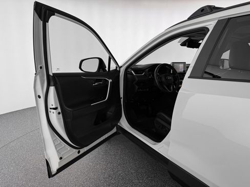 Used 2020 Toyota RAV4 Limited image 11