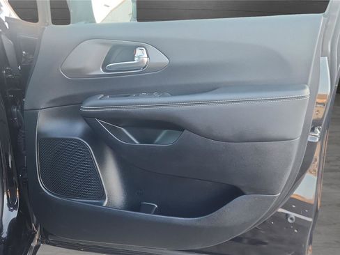 Used 2025 Chrysler Pacifica Select image 22