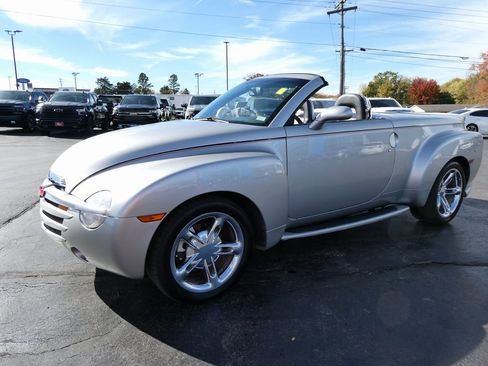Used 2005 Chevrolet SSR Base 2D Standard Cab w/ Preferred Equipment Group image 19