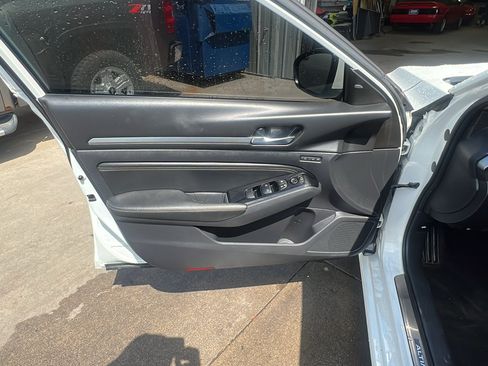 Used 2020 Nissan Altima 2.0 Platinum FWD image 10