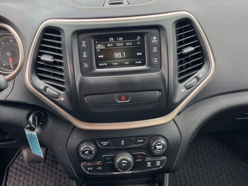 Used 2017 Jeep Cherokee Latitude w/ Cold Weather Group image 12