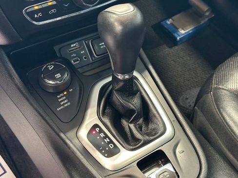 Used 2017 Jeep Cherokee Overland w/ Technology Group AWD/4WD image 25