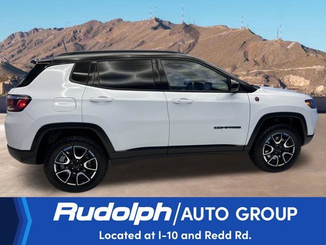 Used 2025 Jeep Compass Trailhawk w/ Trailer Tow Group AWD/4WD image 7