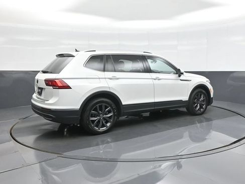 Used 2023 Volkswagen Tiguan SE w/ Panoramic Sunroof Package FWD image 7