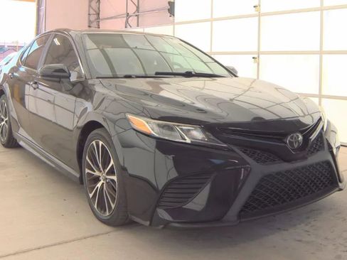 Used 2019 Toyota Camry SE FWD image 2