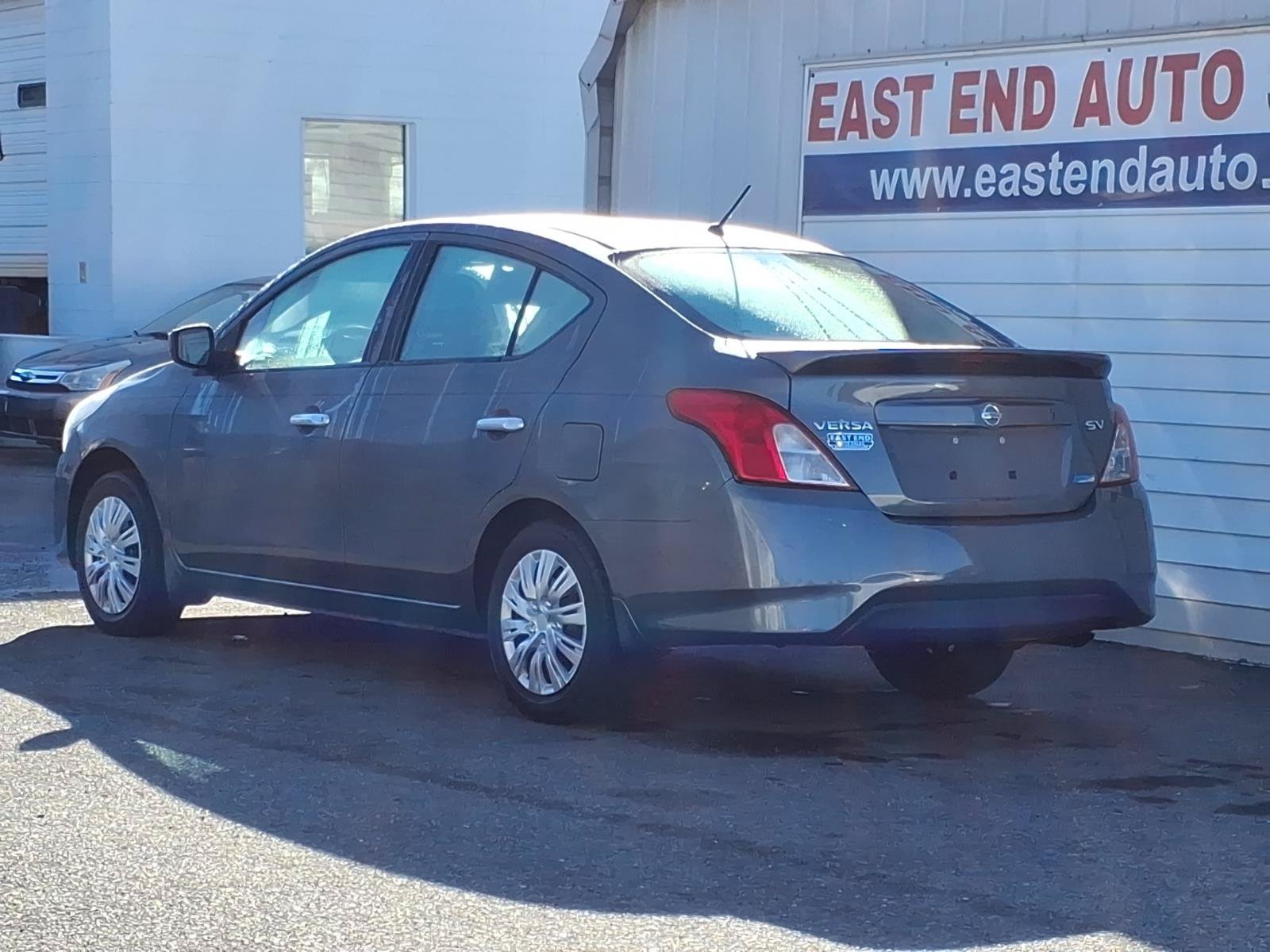 Used 2016 Nissan Versa SV FWD image 3