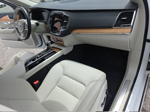 Used 2022 Volvo XC90 T5 Momentum w/ Advanced Package AWD/4WD image 13