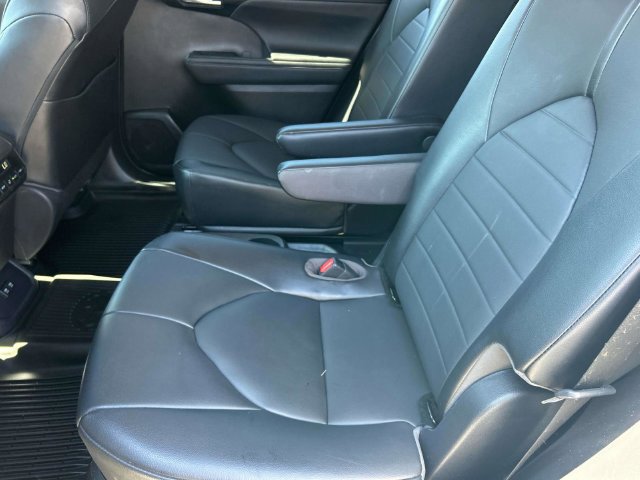 Used 2021 Toyota Highlander XLE FWD image 20