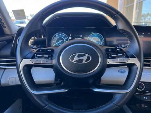 Certified 2025 Hyundai Elantra Limited FWD image 28