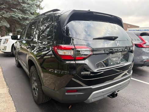 Used 2025 Honda Pilot TrailSport image 2