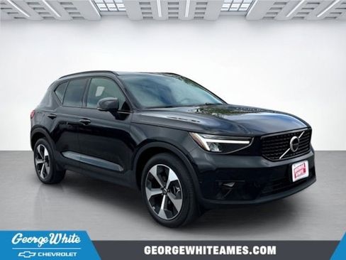 Used 2023 Volvo XC40 B4 Ultimate image 1