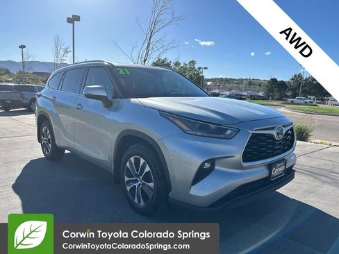 Used 2021 Toyota Highlander XLE AWD/4WD image 1